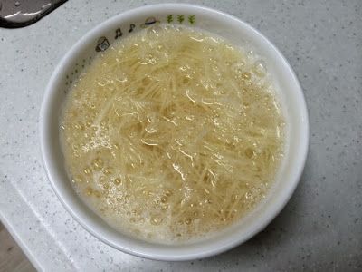 將切好的馬鈴薯絲泡在冷水裡十分鐘。