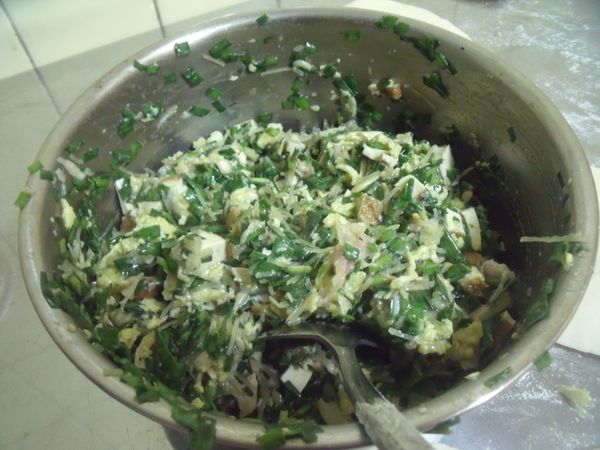 韭菜切末,蛋鍋中加油快速炒熟放涼,冬粉泡軟切末,加入絞肉及調味料拌勻即可。