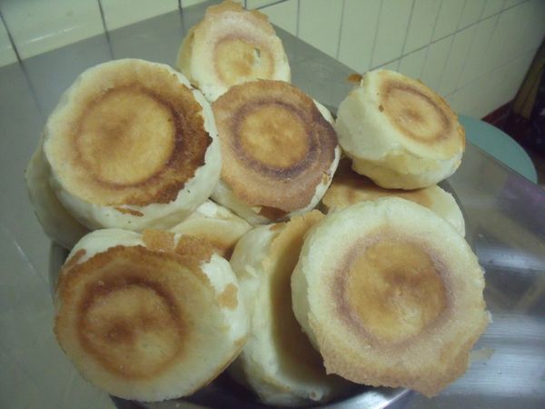 蓋上鍋蓋,中小火煎6分鐘左右,水份乾了,麵粉水成金黃色即可起鍋。