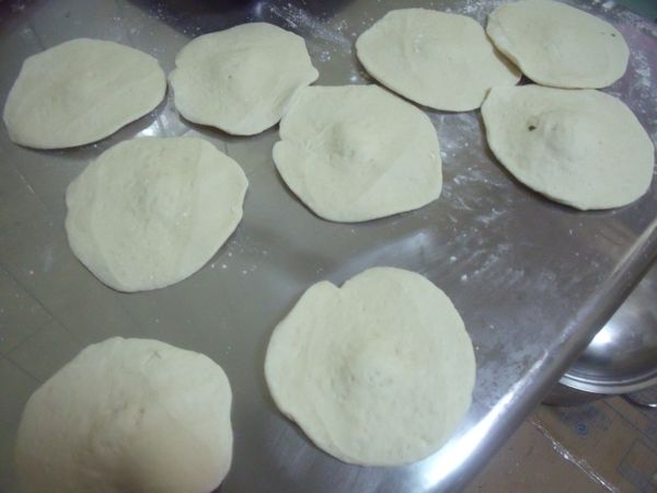 擀成圓形,包入饀料。