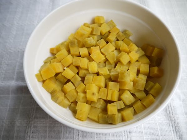 地瓜削皮切小丁後放入電鍋，外鍋加入1杯水蒸熟。