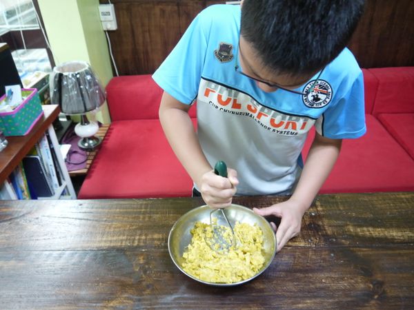 將一半的地瓜壓成泥(喜歡地瓜塊的可以不用壓)