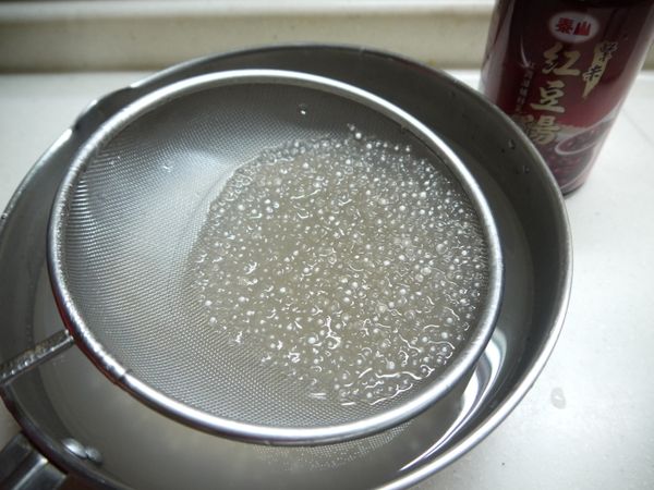 取一鍋水,水滾後加入西谷米邊攪邊煮,煮到透明。撈起瀝乾放入冰開水中5分鐘,這樣吃起來會較Q彈唷 !