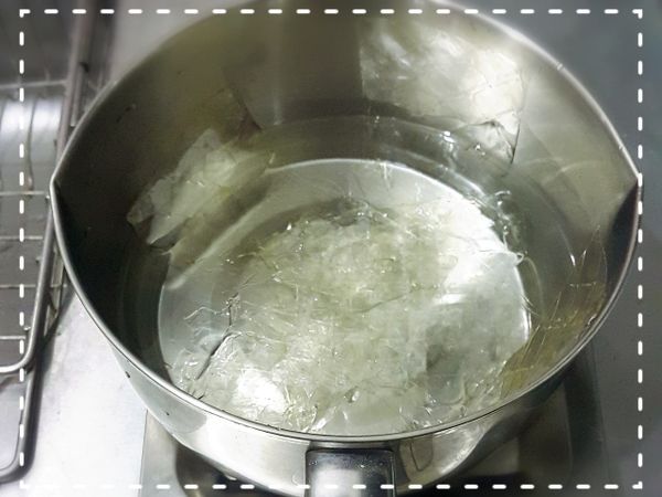 用500cc的冷開水加熱融化吉利丁。