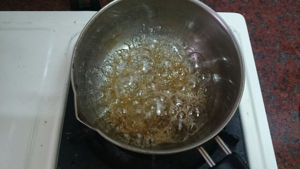 先做焦糖液 ~ 砂糖、水放進小鍋中，小火煮，慢慢攪拌到煮沸後關火，再加熱開水攪拌一下。 用小湯匙加進模型裡，放進冰箱冷藏一下。