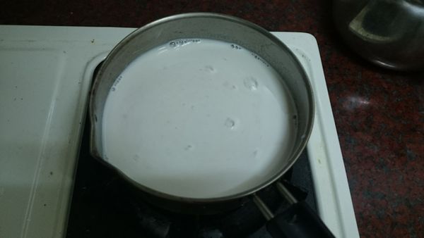 布丁液 ~ 牛奶、砂糖放進小鍋，煮到砂糖溶化，有出現一點點小泡泡就可以，千萬不要煮沸喔，放涼備用。