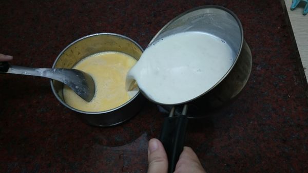 蛋跟蛋黃打散攪拌均勻。慢慢加進牛奶攪拌均勻。