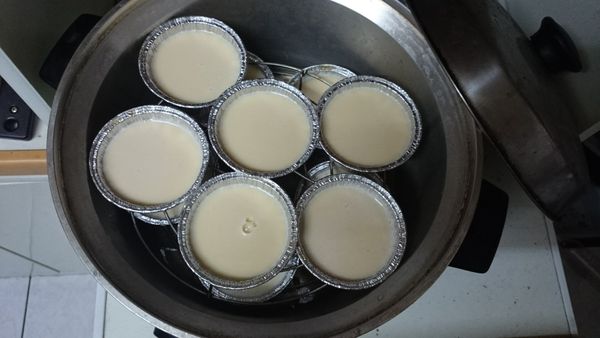電鍋的外鍋放1杯半的水，把布丁擺進去蒸。蒸的時候，記得蓋子留點空隙，蒸出來比較好看喔 !