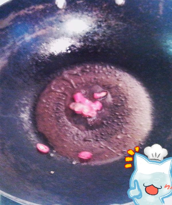 熱一點油(這裡可不使用麻油)，辣椒下去爆香