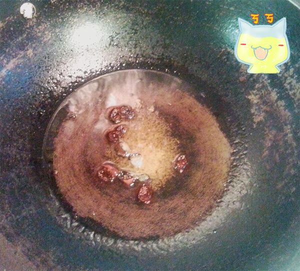 接著，加入麻油，看需要多少紅油就加多少，然後火稍微再轉小一點，讓油滾得小小的，油煙才不會太大。