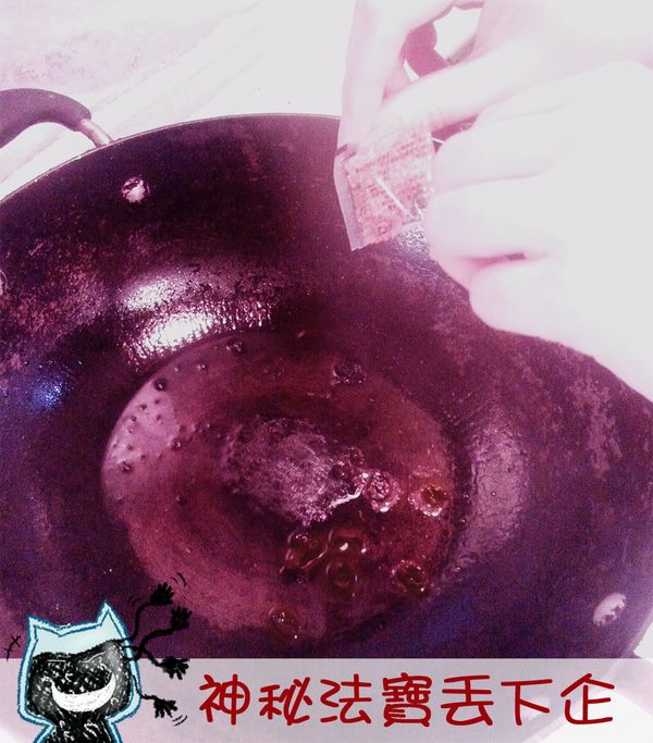 加入約2/3大匙辣椒粉，本貓家沒有辣椒粉，以Pizza附送的辣椒調味包應急