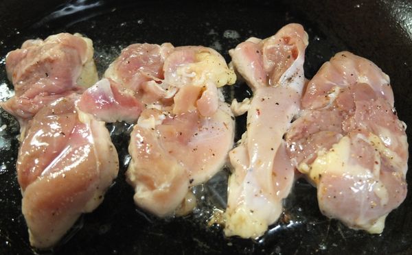 熱鍋 雞皮朝下 煎至兩面金黃