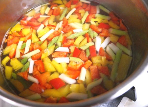 滾水放入紅黃甜椒.蘆筍汆燙