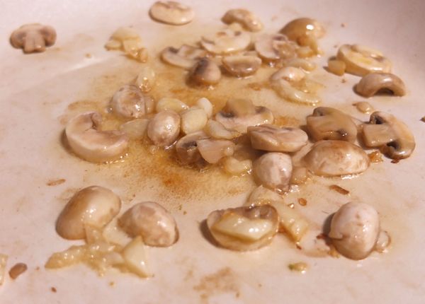 用煎雞肉的油來爆香蒜末.蘑菇