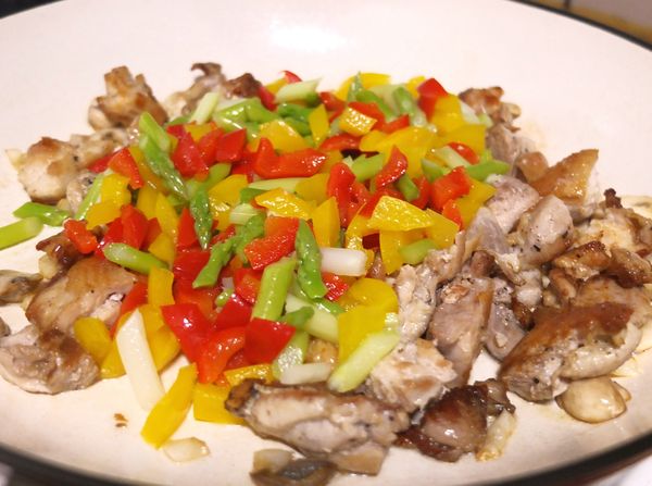 放入紅黃甜椒.蘆筍.雞肉一起拌炒