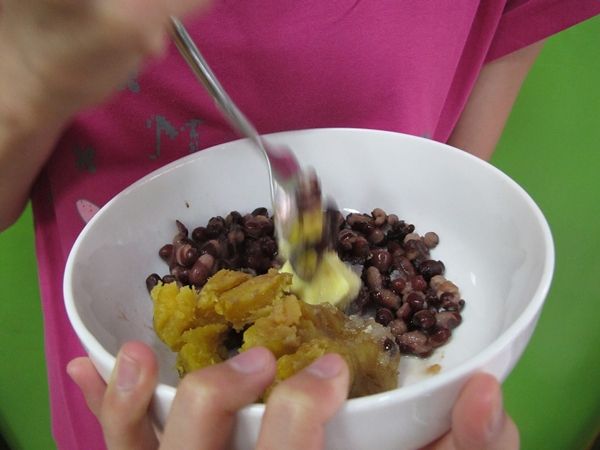 泰山紅豆牛奶濾出湯汁,只取顆粒