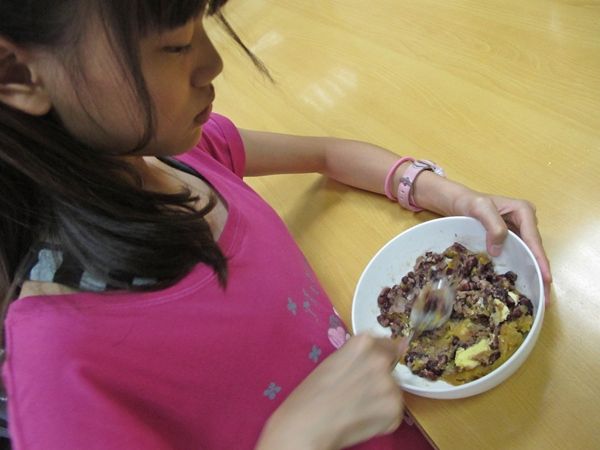 取一深碗,放入所有食材(餛飩皮除外),壓拌均勻