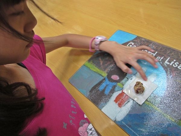 取一餛飩皮,放上適量內餡於中心,週圍處抹上薄薄的清水...(已利沾黏)