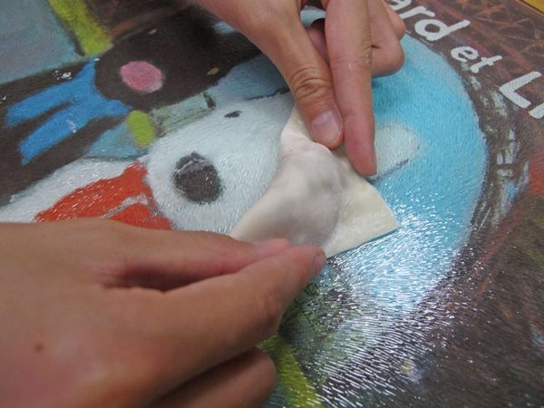 對摺,封口處輕壓,並將裡頭的空氣排出