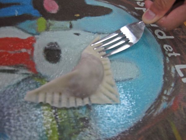 用叉子在邊的部份,壓出紋路做造型