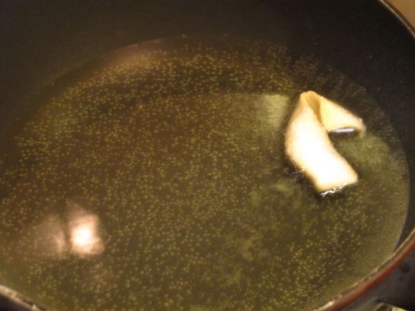 熱油鍋,待油熱...(若不確定油溫,可放片餛飩皮進去炸炸看?)