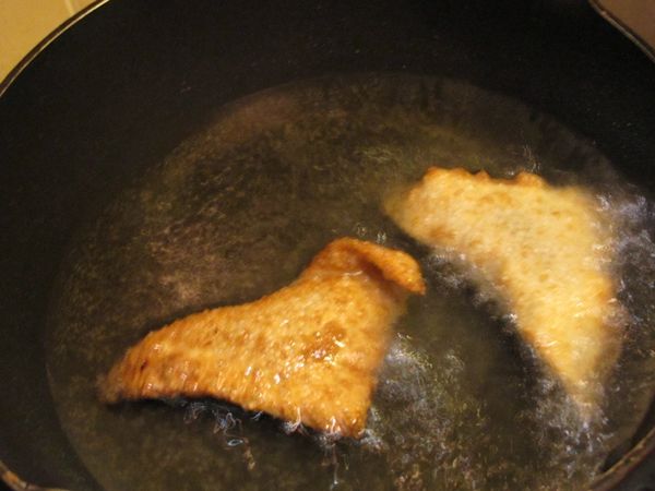 改轉小火,放入作法6炸至兩面金黃即完成