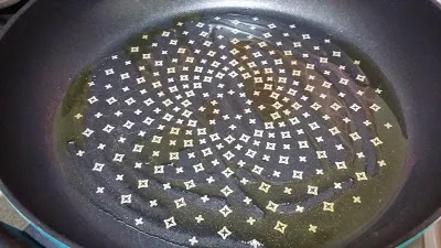 開小火，放些油熱鍋。