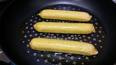 將香腸煎熟。