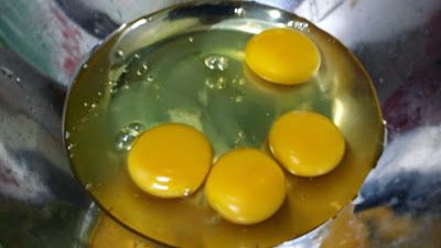 容器中打入四顆蛋。