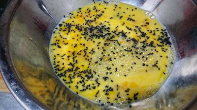 再加入些黑芝麻做裝飾。
香腸煎好後就先起鍋備用。