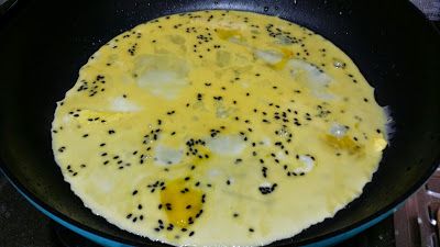 開小火、放些油，將蛋汁倒入平底鍋中。