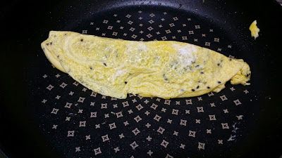 慢慢地捲，形狀弄成蛋包飯型。
因為皮很薄，這裡捲香腸的動作要小心一點~