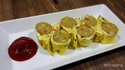 將香腸蛋捲切片。