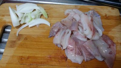 洋蔥切片、洗淨後魷魚切段(大概一公分寬)川燙。