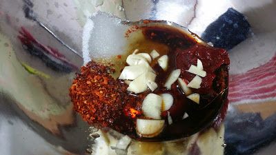 準備一容器，
放入調味料：辣椒粉、韓國辣醬、白砂糖、醬油、食醋、芝麻油、蒜末。
喜歡酸一點的朋友可以多加一點醋喔^^