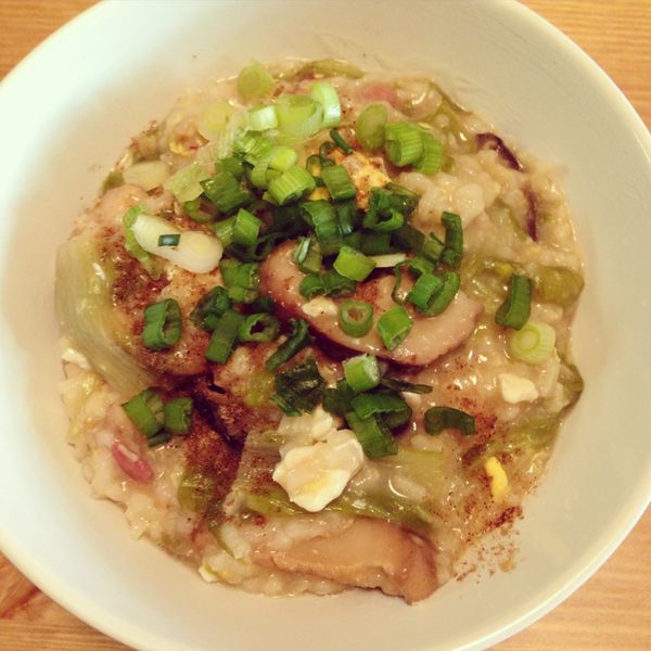 加入煮好的白飯（我是按照阿基師說把白飯冰在冷凍庫，煮起來的粥可以糊糊的而不是飯泡湯的感覺），以小火悶煮約30分鐘，要不時打開鍋蓋翻攪以免粘鍋，或是可以的話用筷子架著再蓋蓋子不要整個鍋蓋蓋緊。最後再撒上白胡椒粉和蔥花就完成啦！