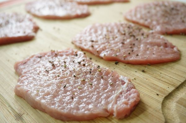 肉排用肉錘稍敲薄，帶筋的部分用刀尖輕劃，再將醃漬料中的黑胡椒均勻撒上。