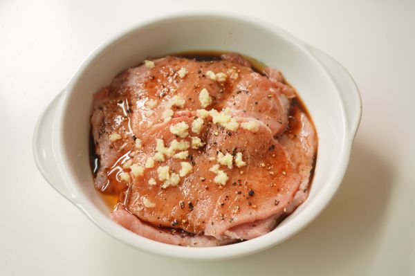 再將剩下的醃漬料和肉排通通放入一有深度的盤子中抓揉均勻後靜置約15分鐘入味。