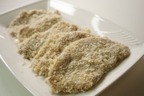 沾好麵包粉的肉排需輕壓讓麵包粉黏附在肉排上以減少在炸的過程中散落。