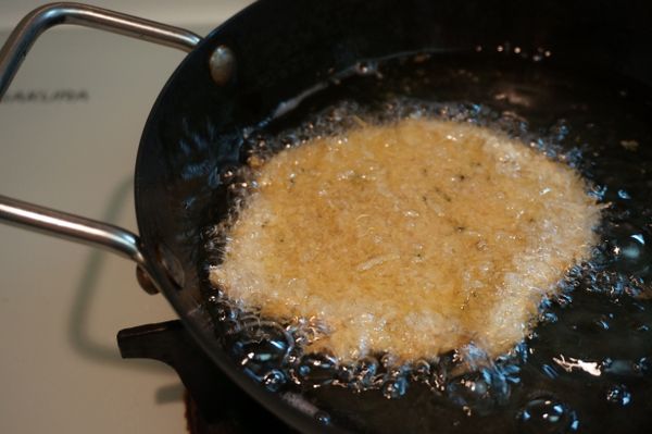 起一油鍋將豬排下鍋中小火炸到兩面金黃香酥，起鍋前轉中大火約10秒鐘將多餘油份逼出即可。