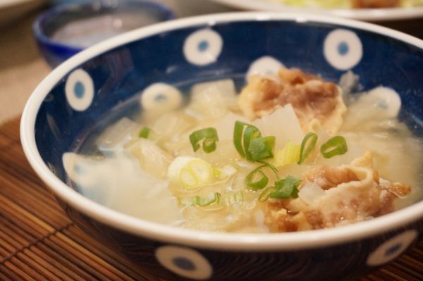 小藍碗盛裝了簡單的味噌肉片湯也有濃濃的居酒屋休憩風。
