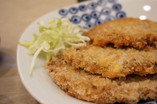 表皮香酥、肉質多汁軟嫩的炸豬排，配上一點點高麗菜絲消除油膩感，滋味絕佳。