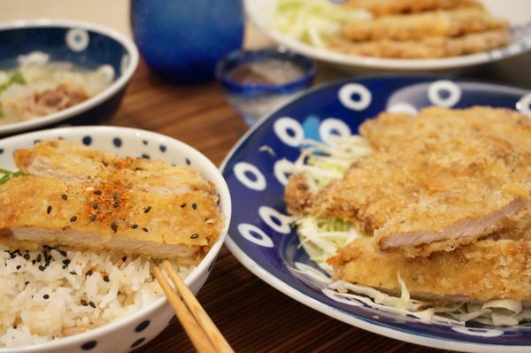 用HOLA日本美濃燒丸點、丸紋、藍紋、藍點丸碗再搭配藍色系清酒壺，餐桌上一股舒服中帶點慵懶的深夜食堂風很是療癒。美味當下小酌一番，溫暖而放鬆:))