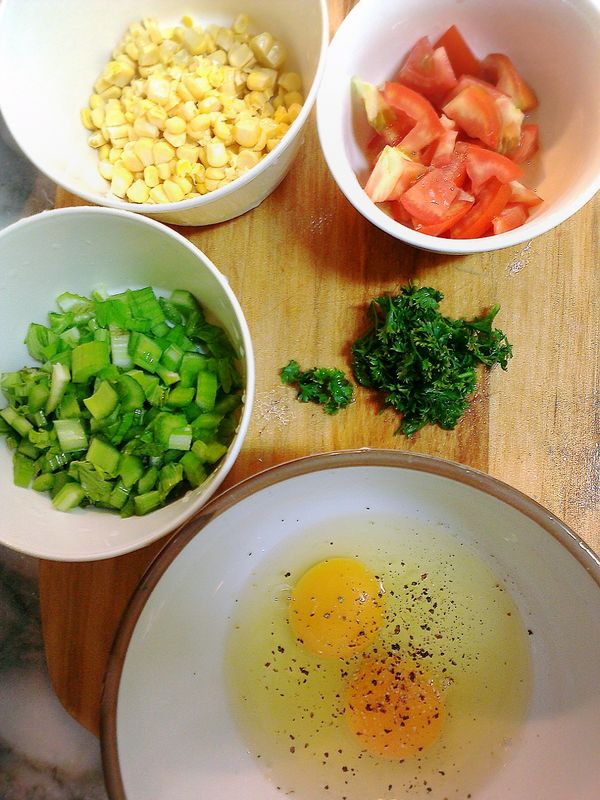 將材料切丁備用。將蛋加入黑胡椒粒，打散。