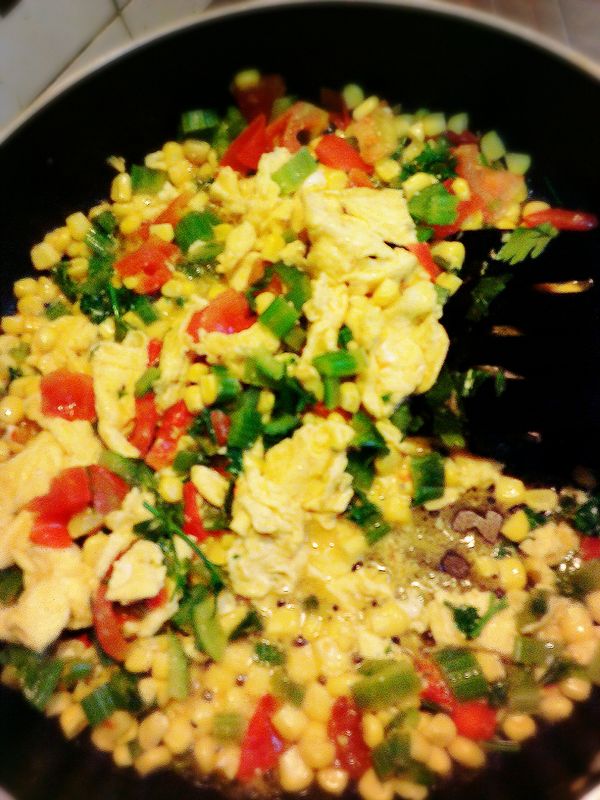 加入蛋和巴西里再稍為拌炒即可。
*可以勾芡哦!!若要勾芡，水份要多加些。