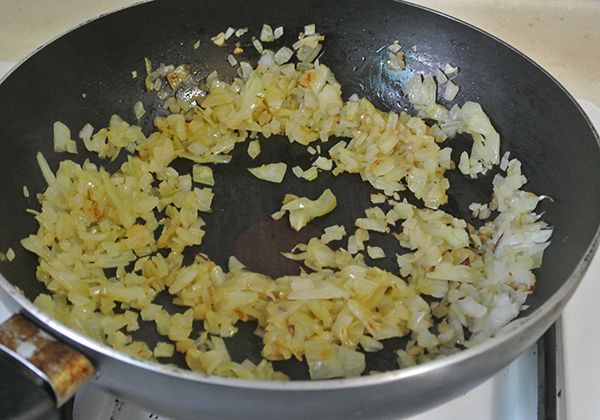 半顆洋蔥切末，以中小火炒10分鐘，直到轉成黃褐色，1/3拿出來做肉丸子，其它的繼續加入蒜未炒1分鐘