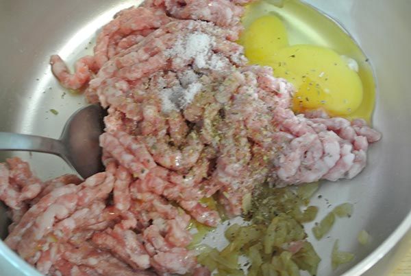 絞肉加入蛋、鹽、白胡椒、綜合義大利香料，和剛炒好的洋蔥，再加2大匙麵粉，攪打到有粘性，如果不好成形，再加入點麵粉。