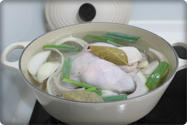 將全雞清洗乾淨擦乾放入鍋中!!!

(雞的部分我把脖子.頭.內臟都去掉喔!!!)

接著放入蔥綠.半顆洋蔥.蒜頭.月桂葉~~倒入淹過雞的水量!!