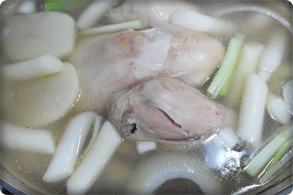 一小時後開蓋把鍋中原先的蔥綠.洋蔥.蒜頭.月桂葉取出!!!

把湯用濾網過濾雜質後~~

加入剩下的半顆洋蔥.蔥白及切薄片的馬鈴薯及年糕!!!!

煮至馬鈴薯熟透即完成囉:)