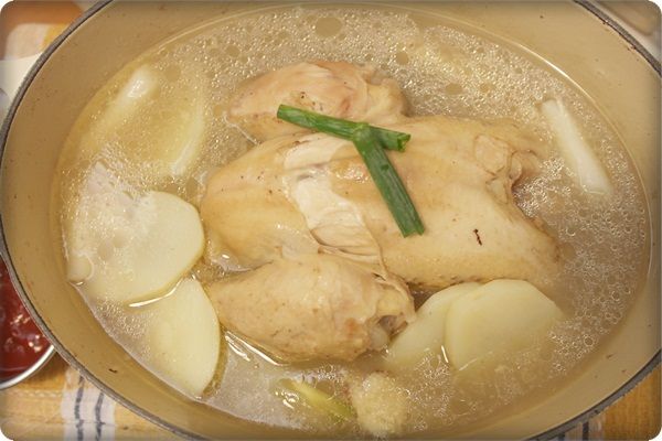 湯的顏色完全是雞的精華耶^^"

亮亮的但是不會很油膩喔!!!